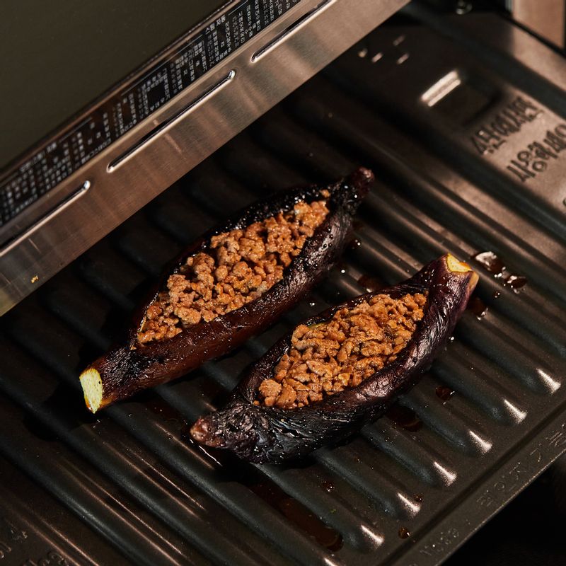 구이 전용 팬을 4단에 넣고 광파오븐 수동요리 <구이>에서 7분간 구워주세요.
(tip. “오븐에 전송” 버튼을 누르면 간단하게 설정 할 수 있어요)