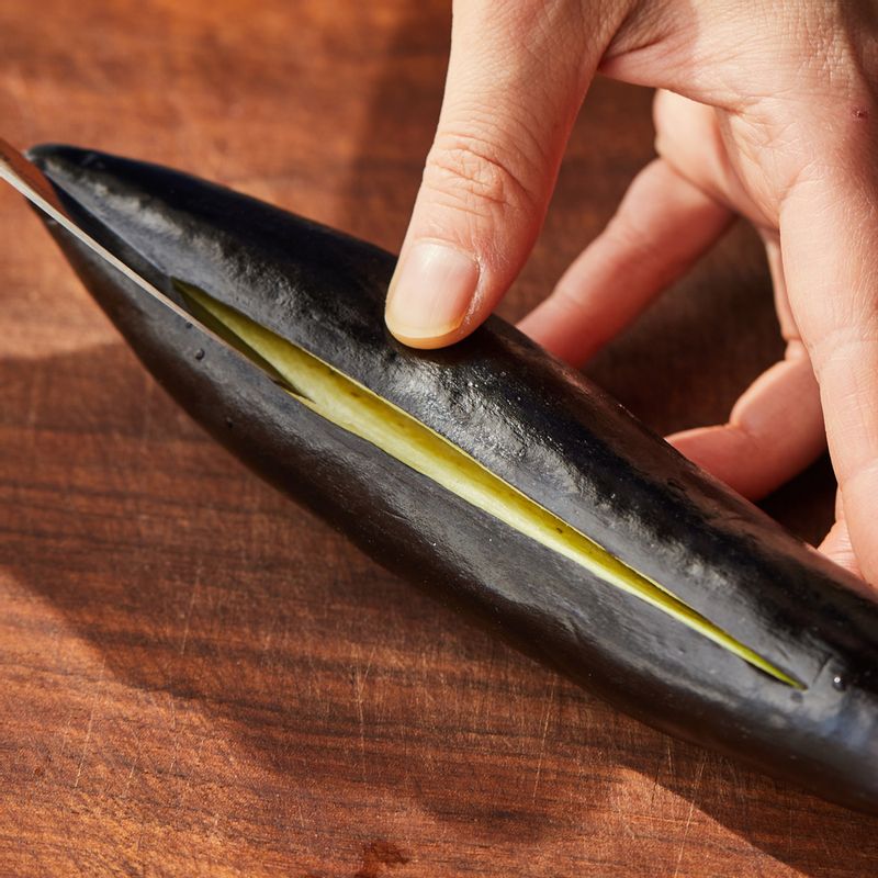 가지는 꼭지를 잘라내고 가운데 길게 칼집을 내고 내열 용기에 담아 소금을 뿌려주세요.