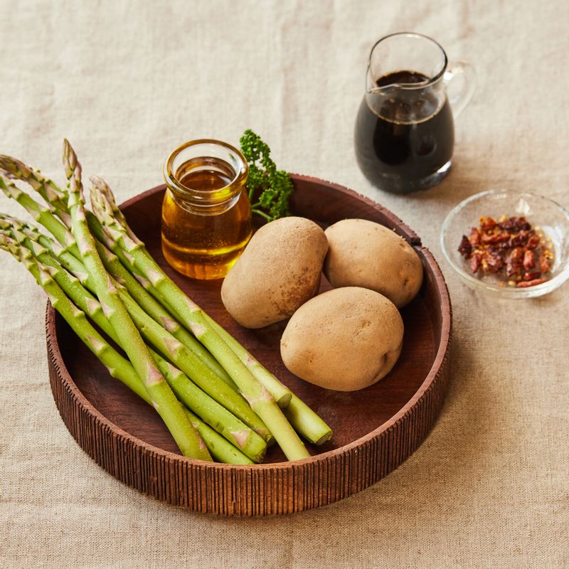 발사믹감자아스파라거스구이을 위한 재료 이미지로 아스파라거스,감자,발사믹 식초,올리브 오일,소금 등으로 구성 되어있습니다.