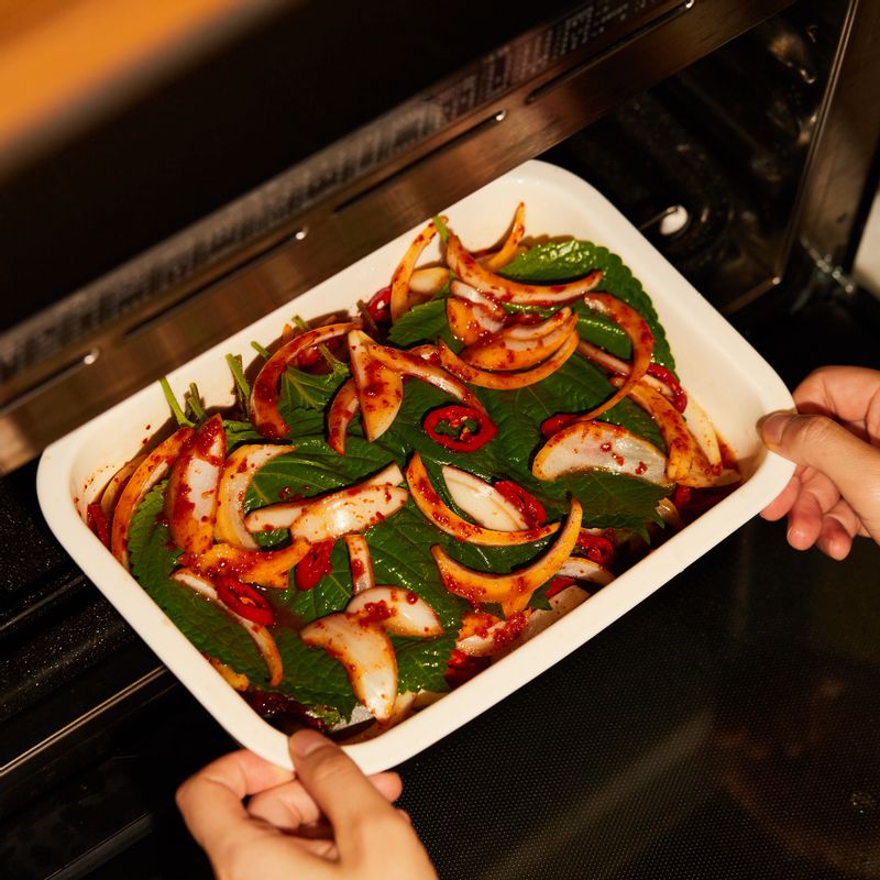 법랑 접시 위에 내열 용기를 올려 1단에 넣고 광파오븐 수동 요리 <스팀 레인지>에서 7분간 조리해 주세요.