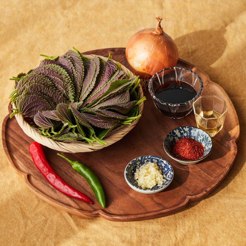 깻잎찜을 위한 재료 이미지로 깻잎 등으로 구성 되어있습니다.