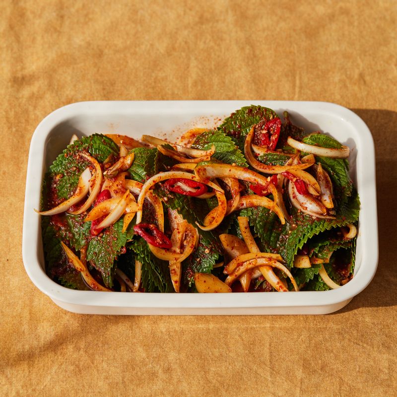 깻잎은 2장마다 양념을 켜켜이 발라 내열 용기에 담아주세요.