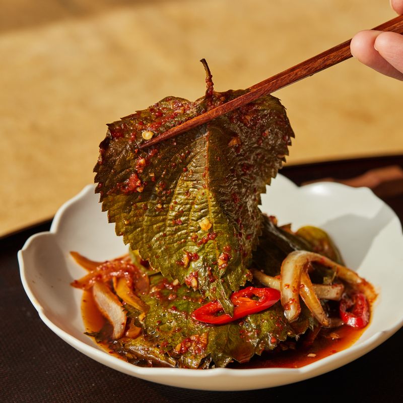 완성된 깻잎찜을 접시에 담아 밥과 함께 맛있게 즐겨주세요.
(tip. 남은 깻잎찜은 밀폐 용기에 담아 냉장 보관해주세요)