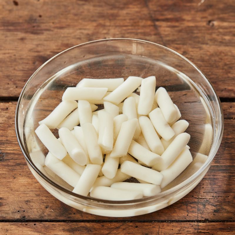 떡볶이 떡은 한 가닥씩 떼어낸 후 찬물에 10분 정도 담가주세요.