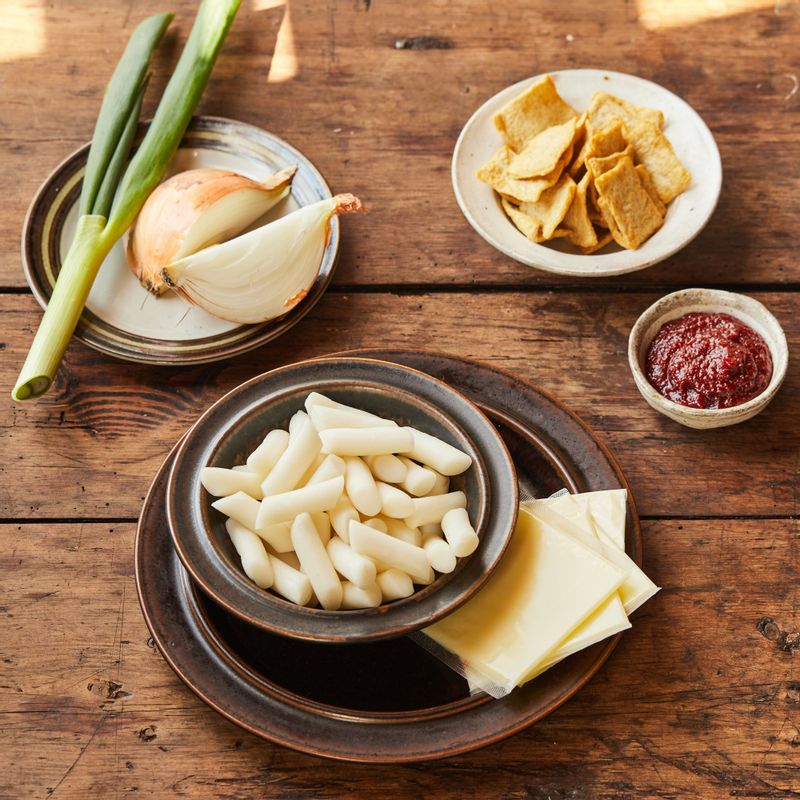 퐁듀 치즈떡볶이을 위한 재료 이미지로 떡볶이 떡,어묵,양파,대파,멸치 다시마 육수 등으로 구성 되어있습니다.