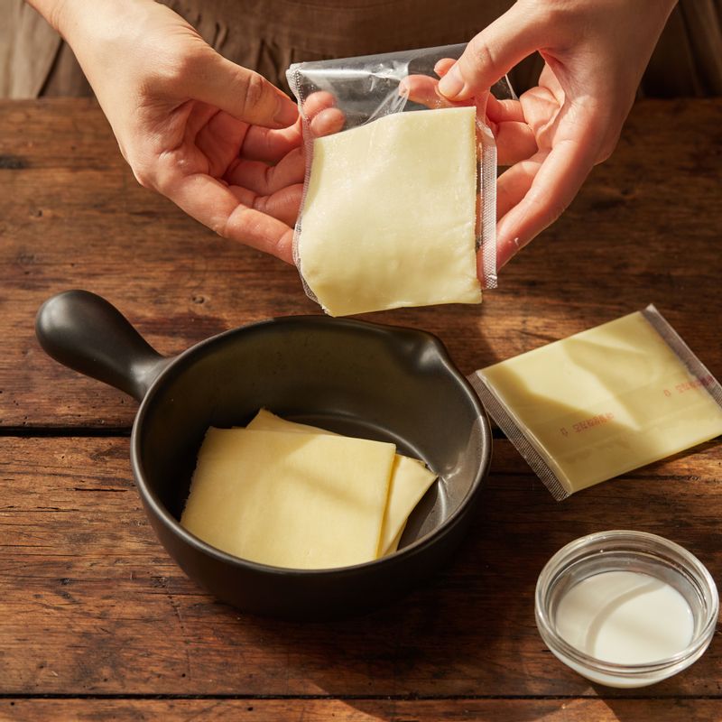 슬라이스 치즈와 우유를 내열 용기에 담아주세요.