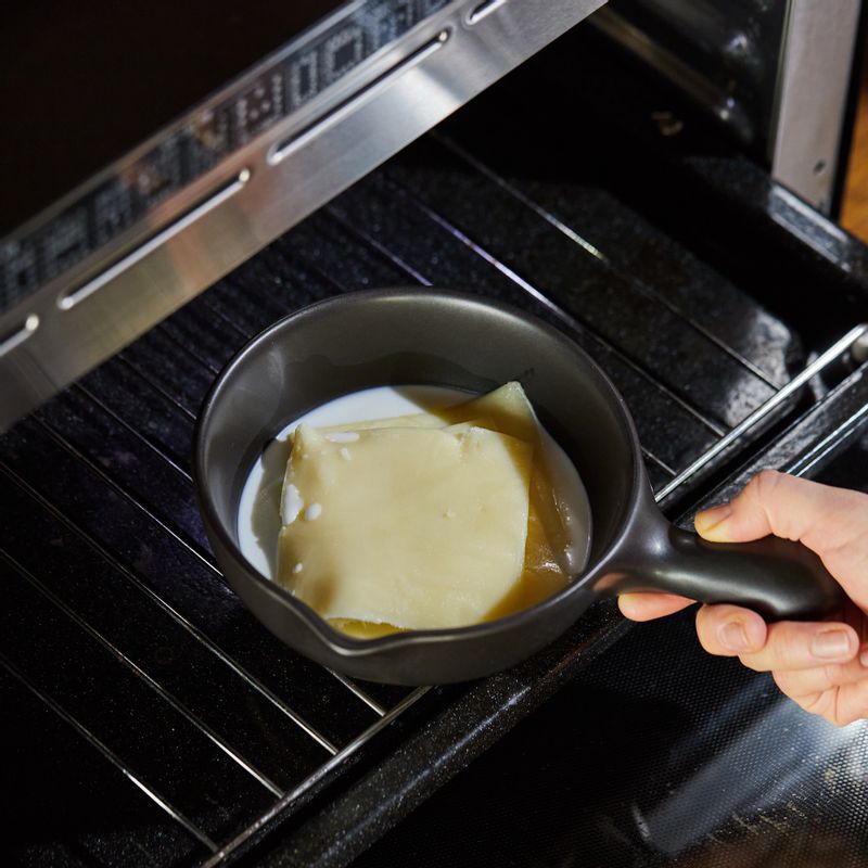 법랑 접시에 석쇠를 놓고 내열 용기를 올려 1단에 넣고 광파오븐 수동요리 <레인지>에서 1분간 익혀주세요.
(tip. “오븐에 전송” 버튼을 누르면 간단하게 설정 할 수 있어요 치즈에 우유를 섞어 레인지로 녹이면 부드러운 질감의 퐁듀치즈를 만들 수 있어요)