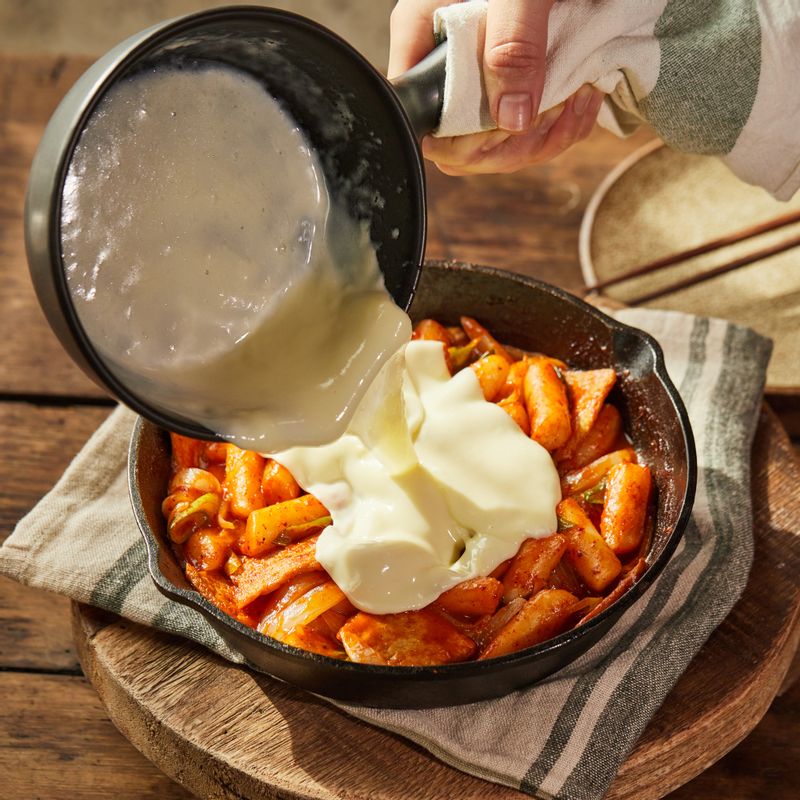 녹인 퐁듀 치즈를 떡볶이에 올려 맛있게 즐겨주세요.
(tip. 닭갈비, 쭈꾸미볶음 등에 퐁듀치즈를 활용해도 좋아요)