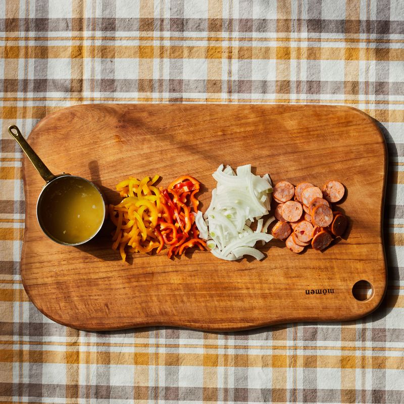 양파, 파프리카, 초리조는 얇게 썰어주세요. 뜨거운 물 1컵에 스톡을 넣어 육수를 만들어 주세요.