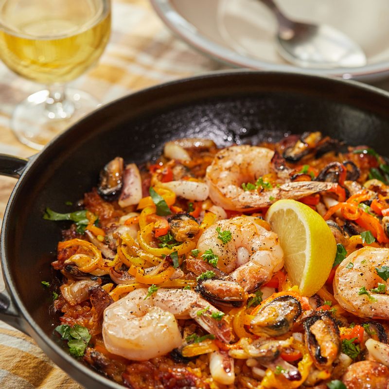 완성된 빠에야에 파슬리와 레몬즙을 뿌려 맛있게 즐겨주세요.