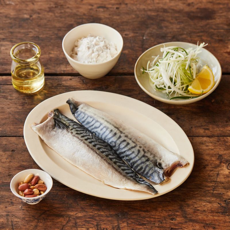 고등어 강정을 위한 재료 이미지로 순살 고등어,파채,전분 가루,땅콩,식용유 등으로 구성 되어있습니다.