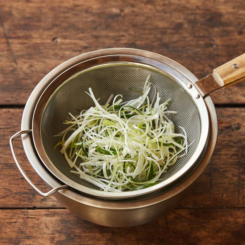 파채는 찬물에 담가 매운 기를 빼고 채반에서 물기를 제거해 주세요.