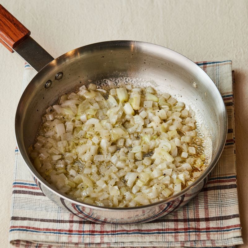 달군 팬에 버터를 넣고 다진 양파와 간 마늘을 넣어 볶다가 소금, 후춧가루로 간을 해 볶아주세요. 볶아진 양파는 접시에 덜어 한 김 식혀주세요.