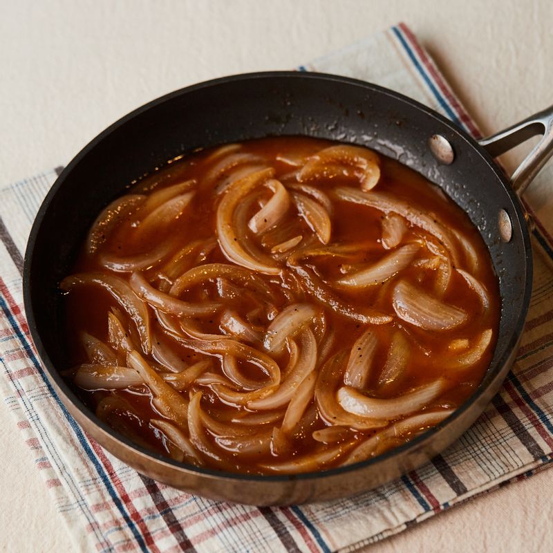 달군 팬에 버터와 양파를 넣고 볶은 후 양파가 투명해지면 케찹, 설탕, 우스터소스를 넣고 볶다가 물을 붓고 졸여 소스를 완성해 주세요.
(tip. 우스터소스 대신 진간장을 사용해도 좋아요.)