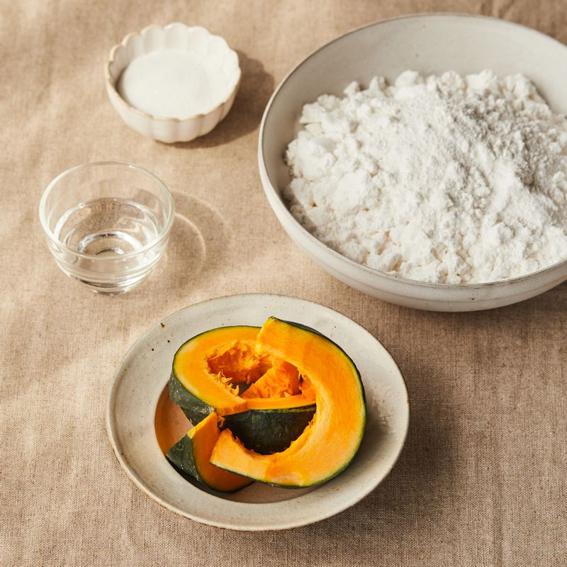 단호박 설기을 위한 재료 이미지로 단호박,멥쌀가루,설탕,물 등으로 구성 되어있습니다.