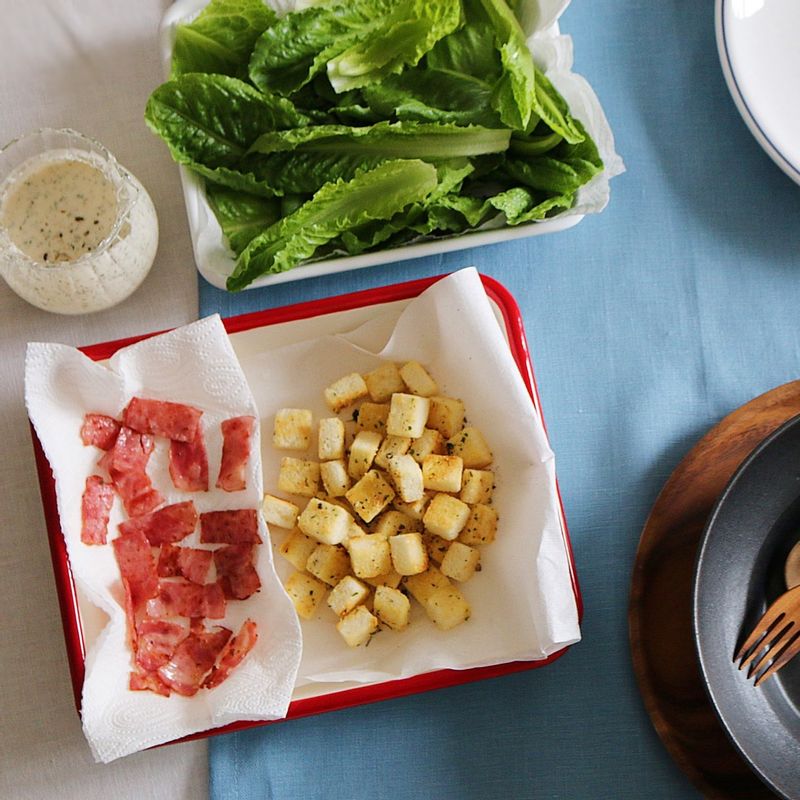 베이컨은 중간불에서 노릇하게 구운 후에 키친타월로 기름기를 제거합니다. 드레싱 재료는 다함께 믹서에 갈아서 섞어주세요.
안초비가 없을 때는 멸치액젓을 넣어도 좋아요.