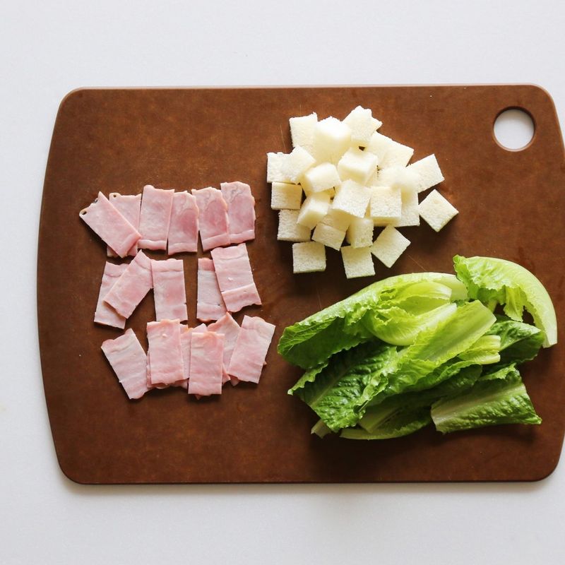 로메인상추는 먹기 좋은 크기로 자르고 찬물에 담갔다가 물기를 제거합니다. 베이컨은 2cm 길이로 썰고 식빵은 사방 1cm 크기로 썰어주세요.