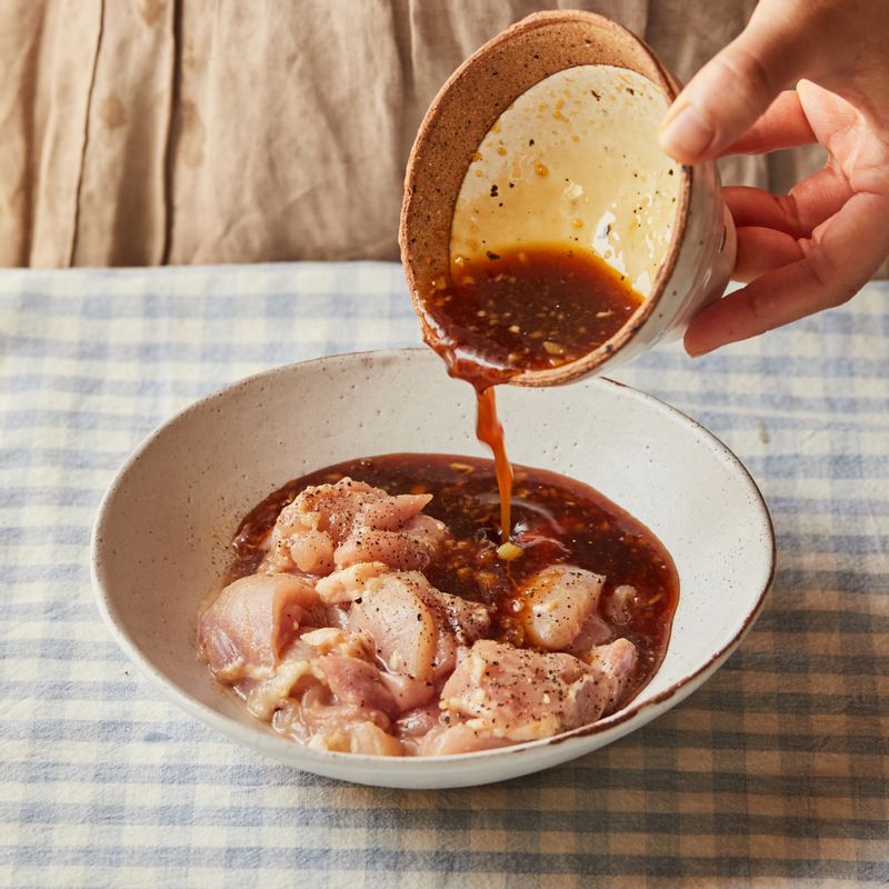 볼에 밑간 한 닭고기와 소스 재료를 넣고 섞어주세요.