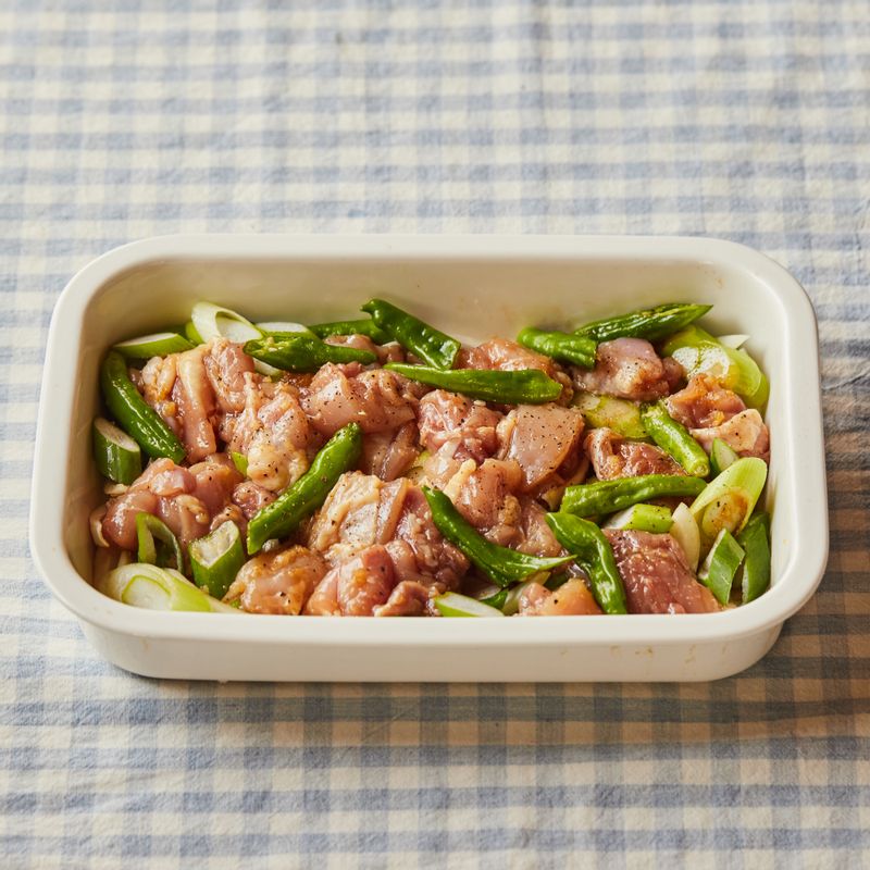 내열 용기에 손질한 채소와 닭고기를 넣어주세요.