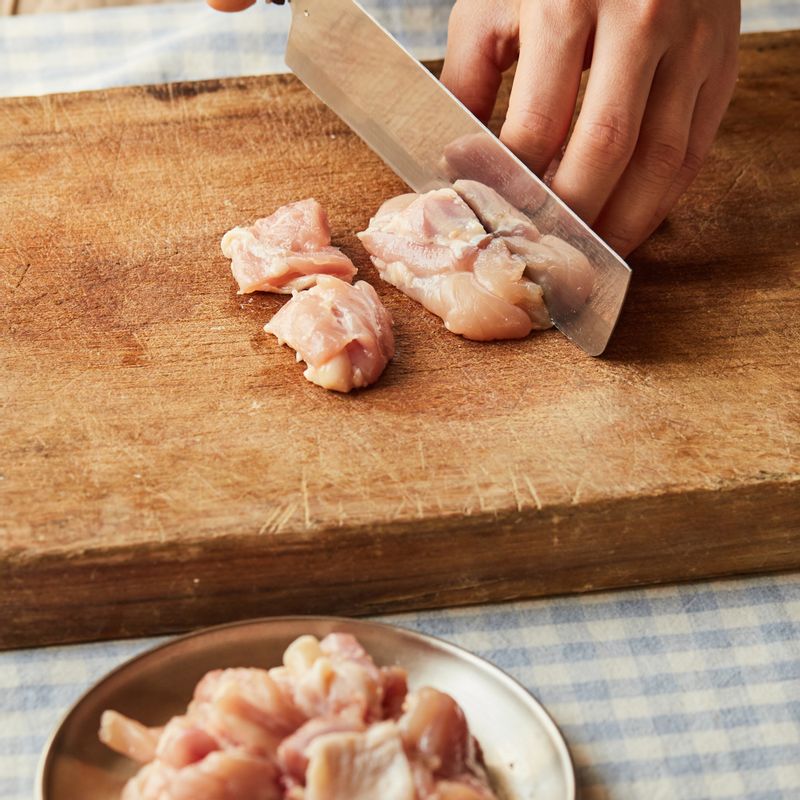 닭 다리 살은 한 입 크기로 썰어준 후 밑간 재료에 10분간 재워주세요.