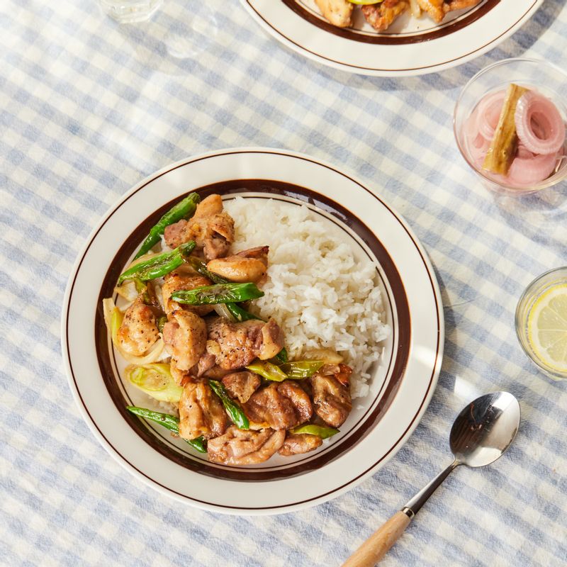 그릇에 밥을 담고 닭고기와 채소를 올린 후 통깨를 뿌려 완성해 주세요.