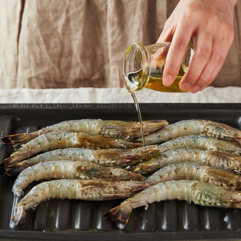 손질한 대하를 구이 전용 팬에 올린 후 올리브 오일을 뿌려주세요.