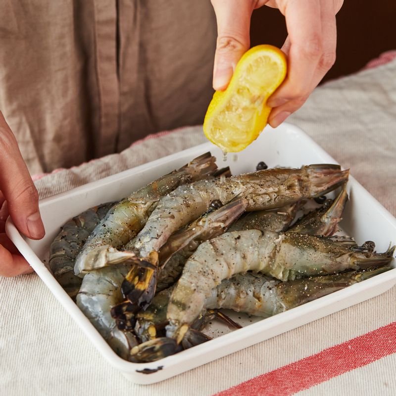 대하는 머리와 꼬리를 남겨두고 껍질과 내장을 제거한 후 대하 밑간 재료를 뿌려 10분간 재워주세요. 청경채는 3~4등분으로 썰어주세요.