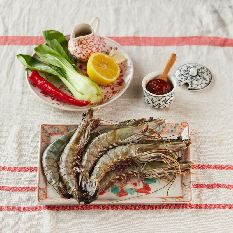 칠리소스 대하구이을 위한 재료 이미지로 대하,청경채,올리브오일 등으로 구성 되어있습니다.