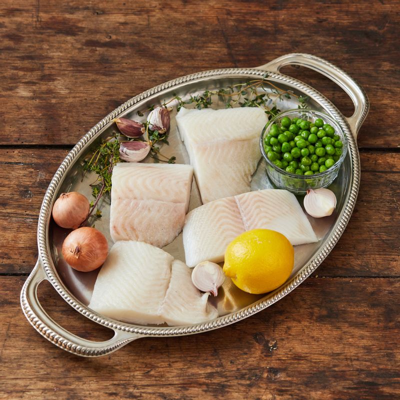 가자미 오븐구이을 위한 재료 이미지로 가자미 필렛,레몬,샬롯,마늘,완두콩 등으로 구성 되어있습니다.