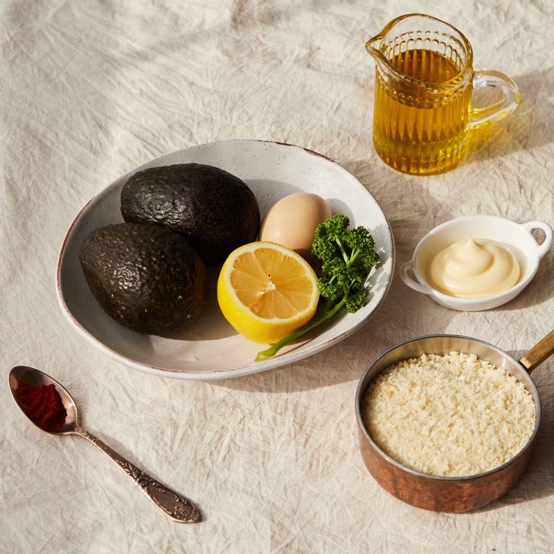 아보카도 튀김을 위한 재료 이미지로 아보카도,달걀,튀김가루,빵가루,식용유 등으로 구성 되어있습니다.