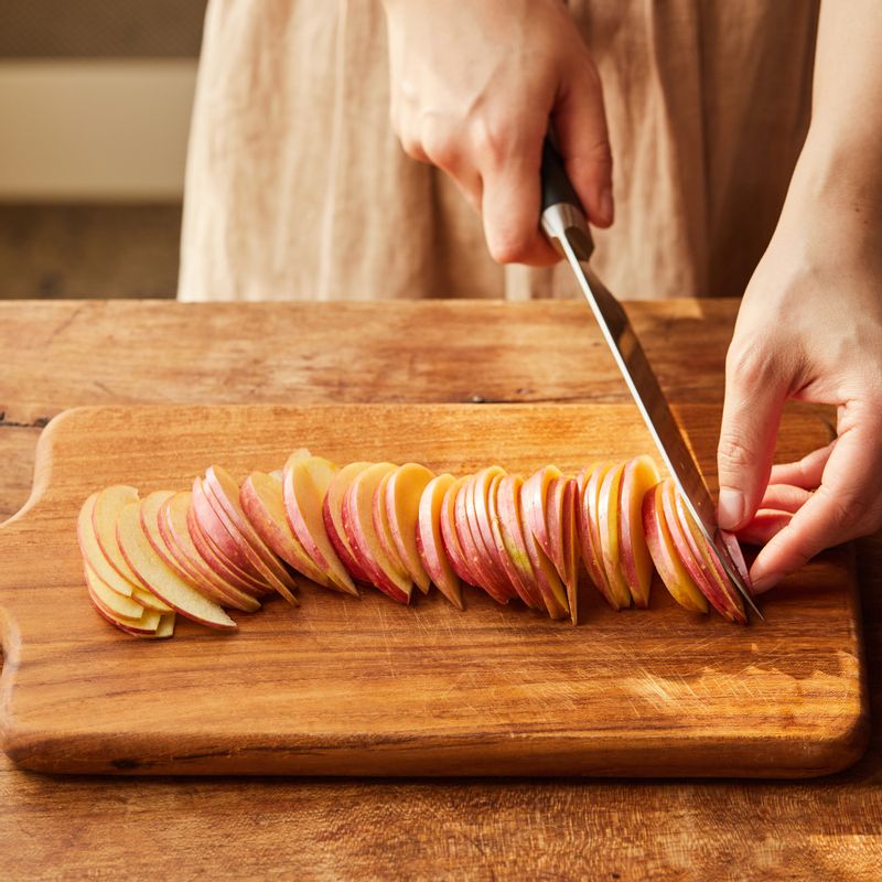 사과는 껍질째 깨끗이 씻어 4등분 하고 씨를 제거한 후 얇게 슬라이스 해주세요.