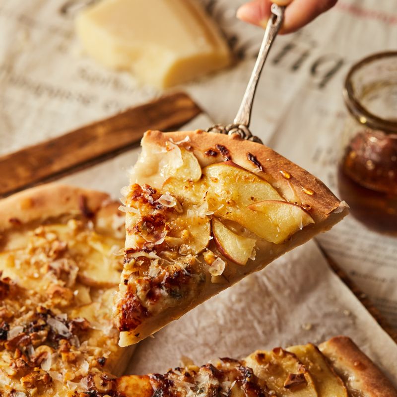 완성된 피자를 먹기 좋게 썰어 맛있게 즐겨주세요.
(tip.도우 반죽이 번거롭다면 토르티야로 대체해 만드실 수 있어요)