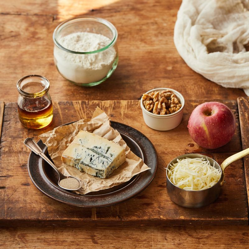 사과 고르곤졸라피자을 위한 재료 이미지로 사과,고르곤졸라 치즈,피자 치즈,꿀,굵게 다진 호두 등으로 구성 되어있습니다.