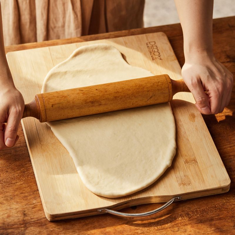 발효된 도우 반죽을 밀대로 밀어 펼친 후 법랑 접시에 올리고 바닥에 포크로 구멍을 낸 후 피자 치즈 - 사과 - 고르곤졸라 치즈 - 호두 - 꿀 - 파마산 치즈를 뿌려주세요.
(tip.반죽은 최대한 얇게 밀어주세요)