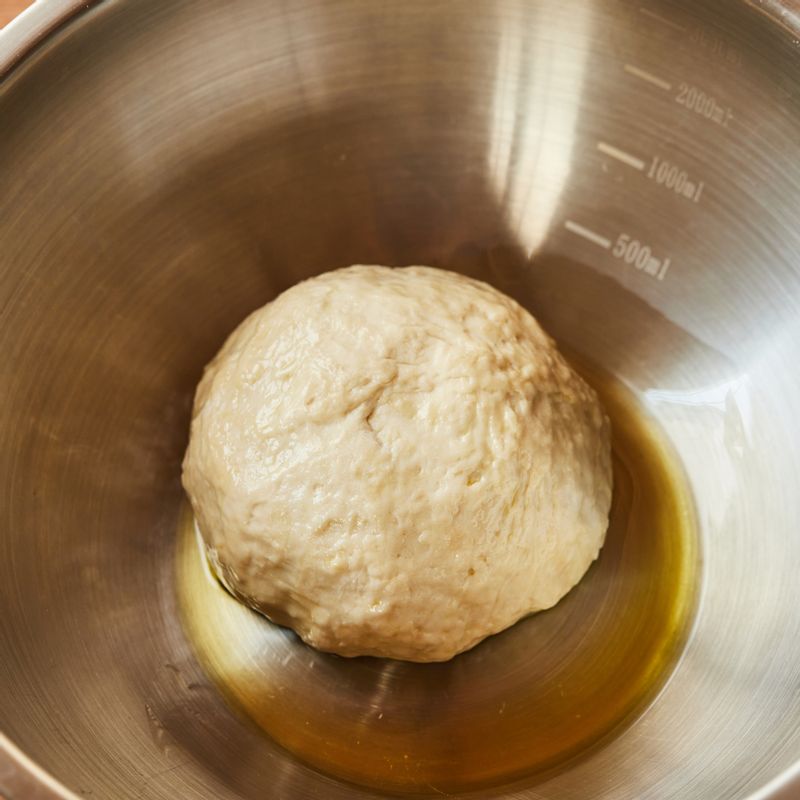 반죽기에 강력분, 설탕, 소금, 올리브 오일을 넣고 따뜻한 물과 드라이 이스트를 섞어 붓고 저속으로 5분, 중속으로 15분간 반죽해 젖은 면포를 덮어 따뜻한 곳에서 1시간 정도 발효시켜주세요.
(tip.발효 시간을 길게 할수록 피자 도우가 부드러워요)