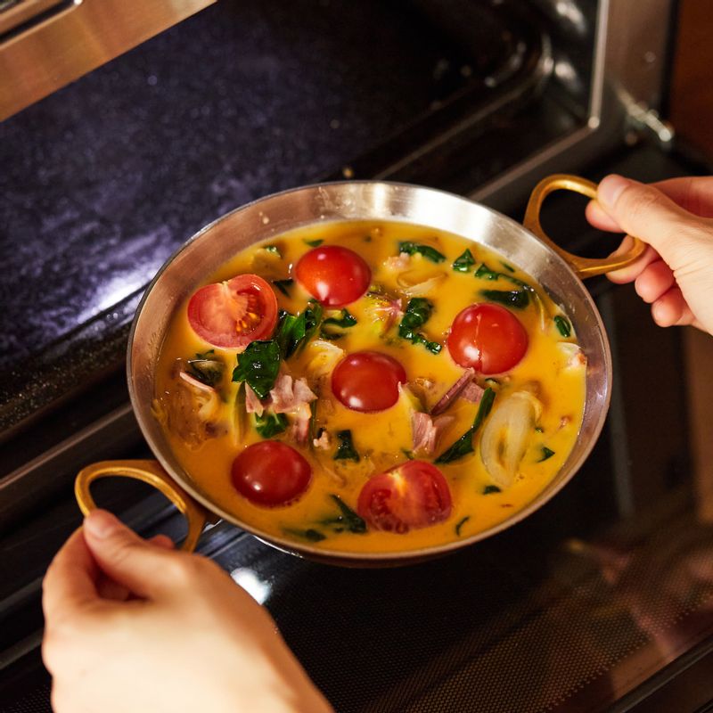 법랑 접시에 내열 용기를 올려 1단에 넣고 광파오븐 수동요리 <오븐>에서 200도로 20분간 구워주세요.
(tip.이쑤시개로 찔러 달걀 물이 묻어 나오지 않으면 완성이에요)