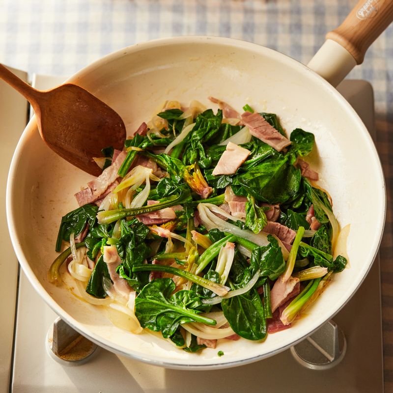 달군 팬에 버터를 넣고 양파와 베이컨을 넣어 볶다가 시금치를 넣고 살짝 숨이 죽으면 불을 꺼주세요.