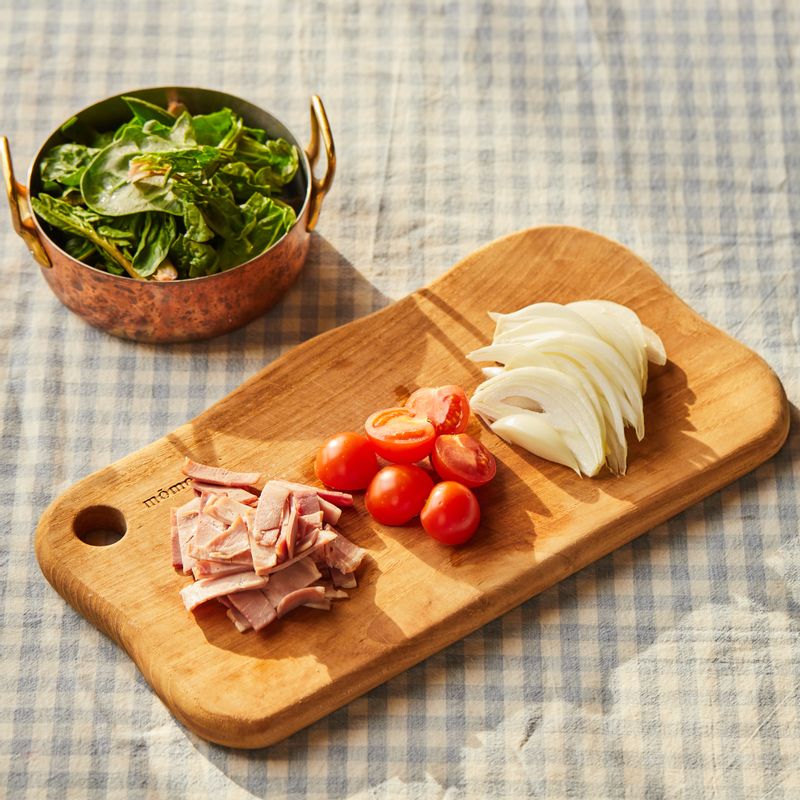 시금치는 깨끗이 씻고 뿌리 부분은 제거한 후 적당한 크기로 자르고 방울토마토는 반으로 잘라주세요. 양파는 채를 썰고 베이컨은 한 입 크기로 썰어주세요.