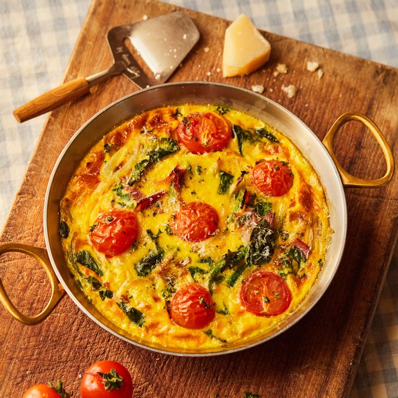 완성된 시금치 프리타타에 그라나파다노 치즈를 갈아서 뿌려주세요.
(tip.그라나파다노 치즈가 없다면 생략해도 좋아요.)