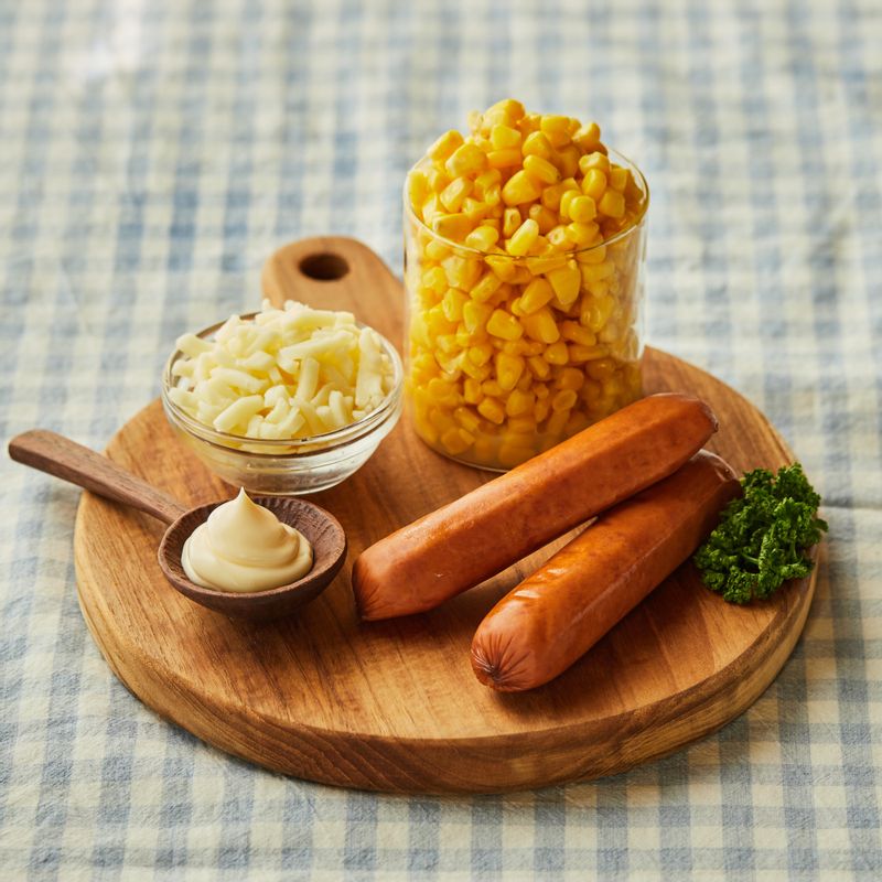 콘치즈을 위한 재료 이미지로 스위트콘,소시지,피자 치즈,파슬리가루 등으로 구성 되어있습니다.