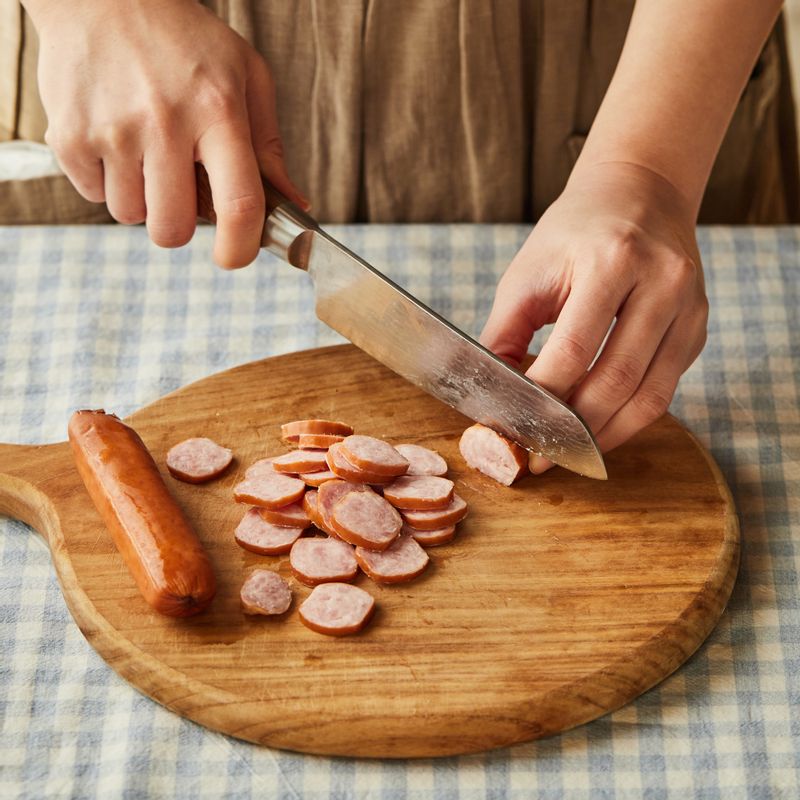소시지는 동그란 모양대로 얇게 슬라이스해주세요.