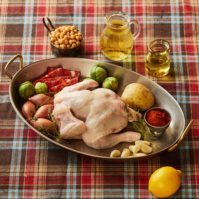 초리조 로스트치킨을 위한 재료 이미지로 닭,레몬,파프리카 파우더,올리브오일,물 등으로 구성 되어있습니다.