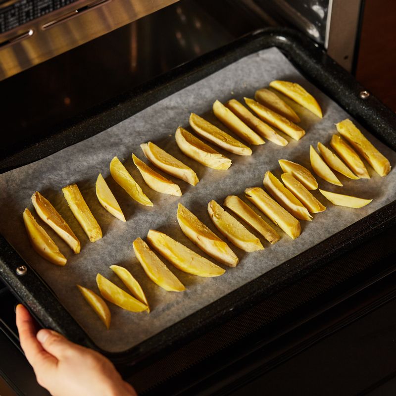 법랑 접시를 1단에 넣고 광파오븐 수동요리 <오븐>에서 90도로 120분으로 설정 후 시작해주세요. 60분이 지났을 때 고구마를 뒤집고 계속 조리해주세요.
(tip."오븐에 전송" 버튼으로 조리하면 고구마를 뒤집어야 할 시간에 멜로디가 울려요. 멜로디가 울리면 오븐을 열어 5분 내로 고구마를 뒤집은 후 시작버튼을 누르면 연속 조리됩니다.)