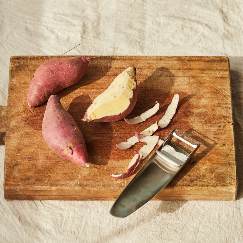 깨끗이 씻은 고구마는 필러로 껍질을 벗겨 내열 용기에 담아주세요.