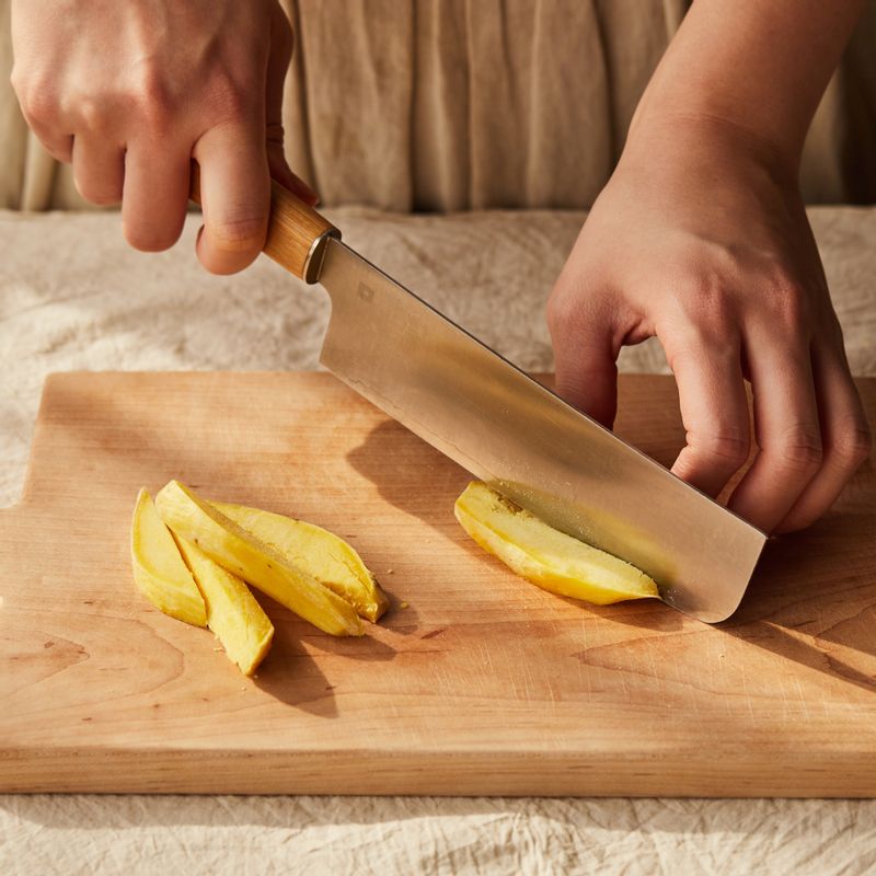 익힌 고구마를 손가락 두께로 도톰하게 자른 후 법랑 접시에 종이호일을 깔고 간격을 두어 고구마를 올려주세요.