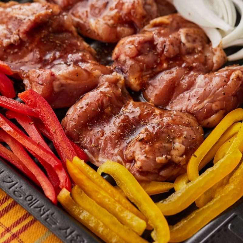 구이 전용 팬에 양파, 파프리카, 닭다리살을 올리고 소금, 후춧가루, 큐민가루를 뿌려주세요.
(tip.닭 껍질이 아래로 가게 올려주세요)