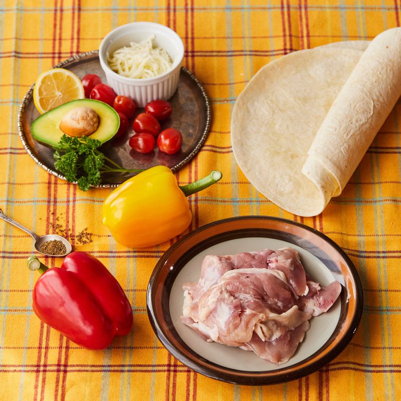 간장치킨 타코을 위한 재료 이미지로 닭 다리 살,토르티야,양파,빨간, 노란 파프리카,소금 등으로 구성 되어있습니다.