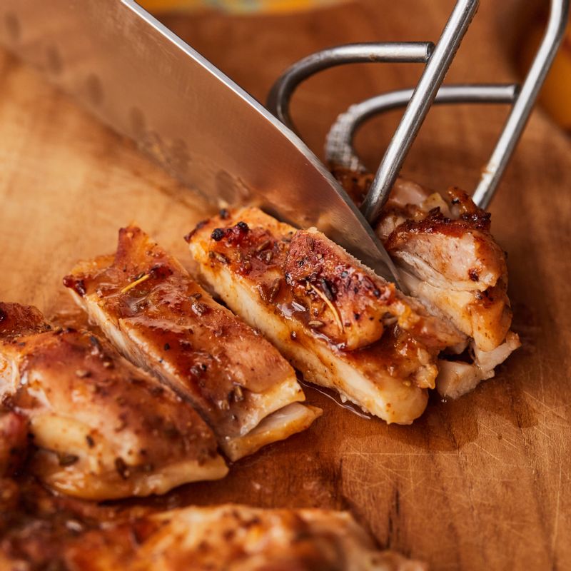 구운 닭 다리는 먹기 좋게 썰어주세요.