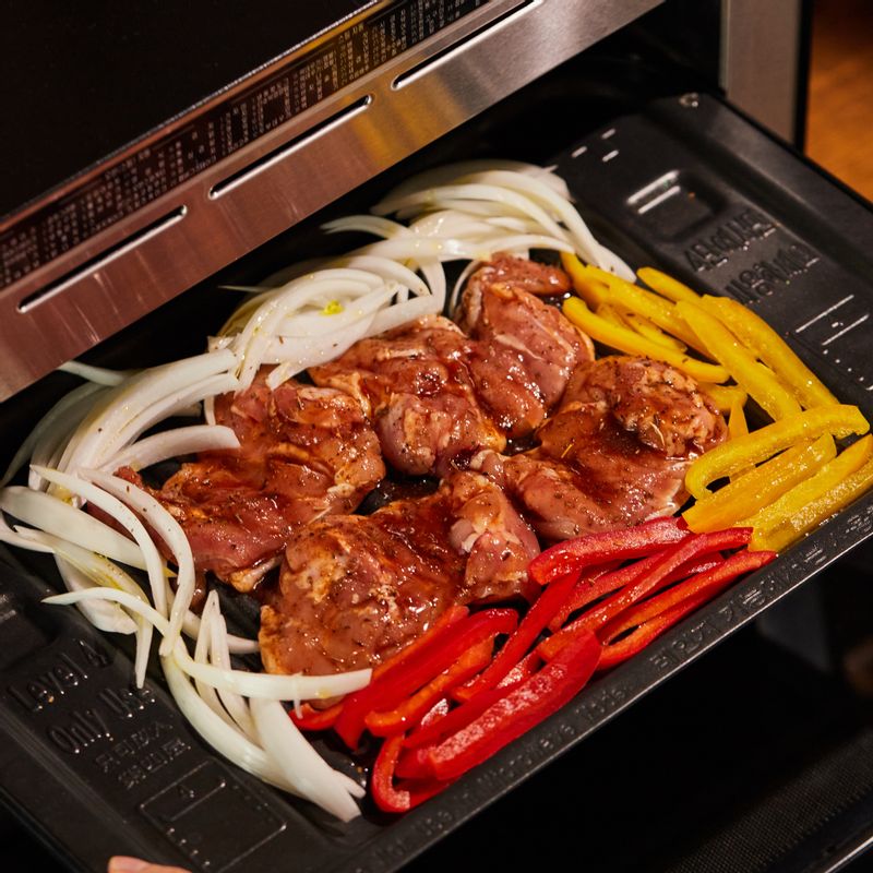 구이 전용 팬을 4단에 넣고 광파오븐 수동요리 <구이>에서 20분간 구워주세요.