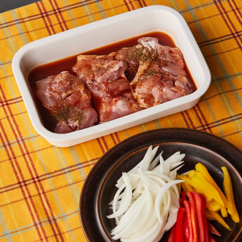 닭 다리 살은 소스 재료에 10분 정도 재워주세요. 양파는 채썰고 파프리카도 양파와 비슷한 크기로 잘라주세요.